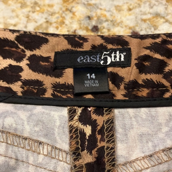 Knee length leopard skirt.  Size 14 - Picture 3 of 4